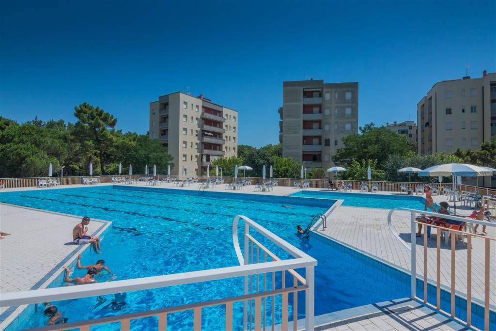 Residence Green Beverly Con Piscina Лидо Адриано Екстериор снимка